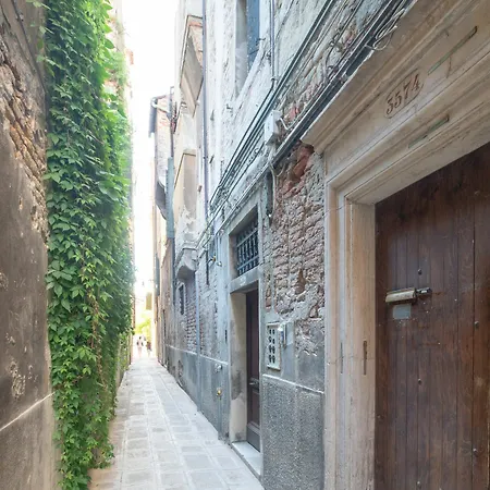 Ve.n.i.ce Cera Angels' Attic Apartment Venice